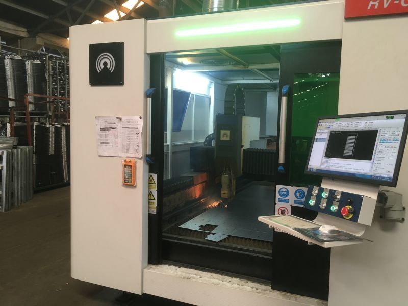 커버와 1500W 4000W CNC 섬유 래이저 커팅 머신 IPG 맥스 3015 교환 테이블